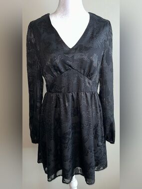 Women’s Black Textured V-Neck Long Sleeve Dress